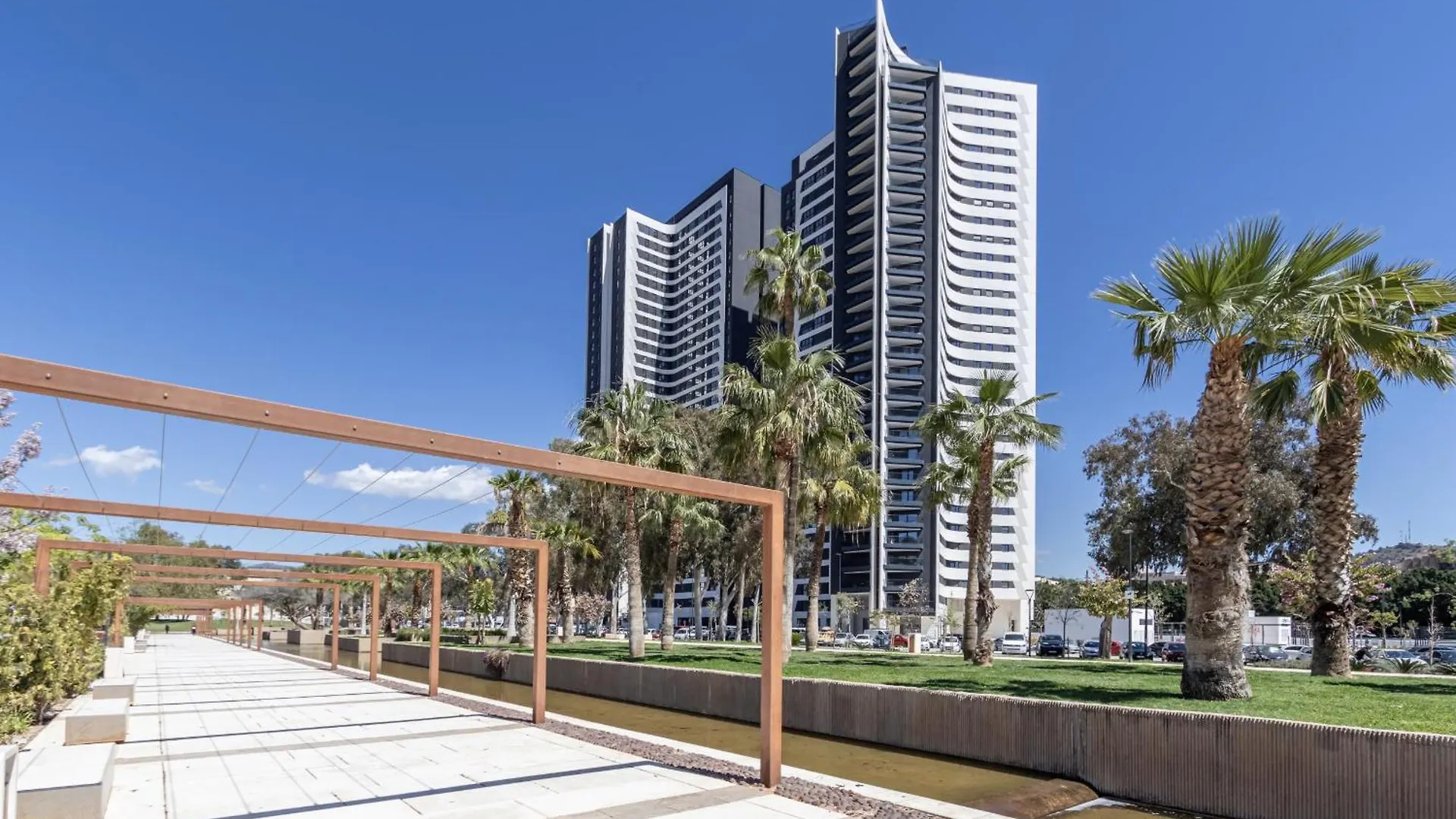 Malaga Skyline 5 Pool & Parking Free Apartment