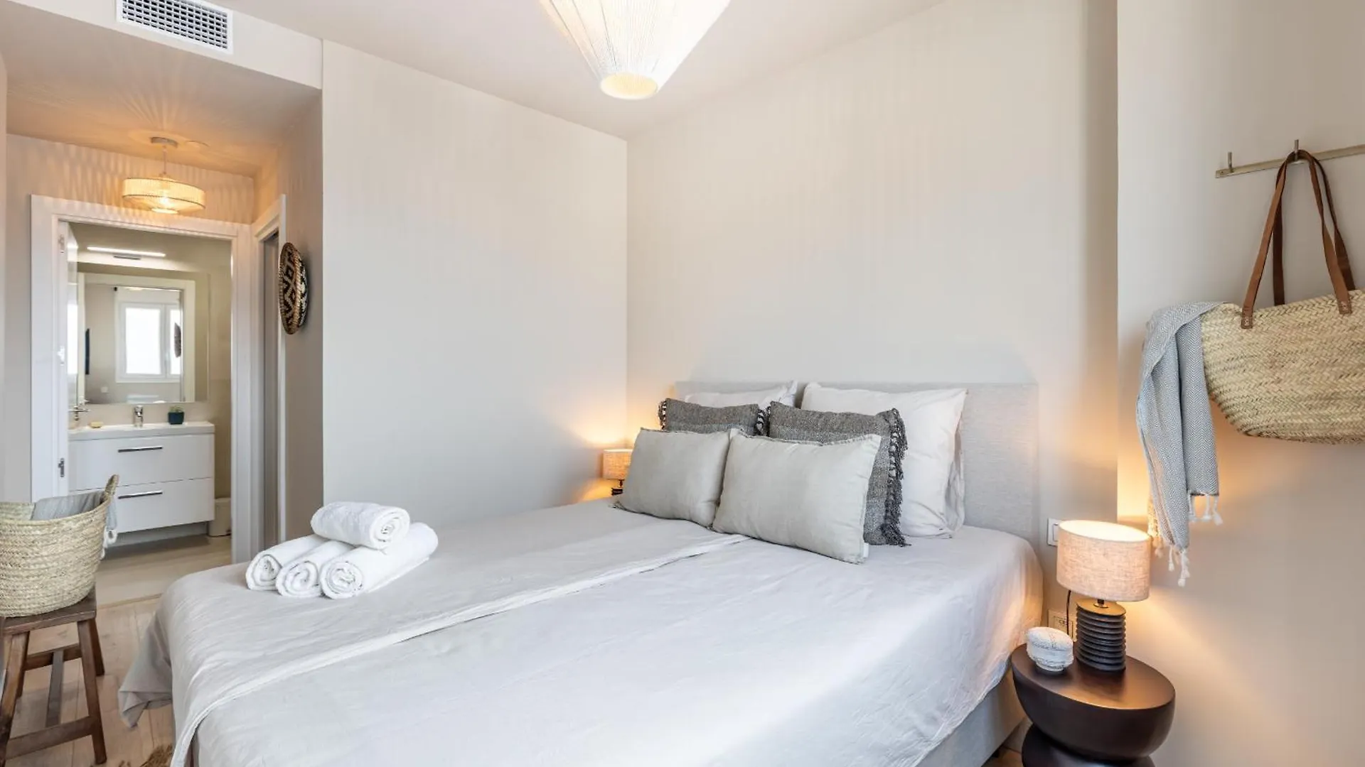Malaga Skyline 5 Pool & Parking Free Apartment