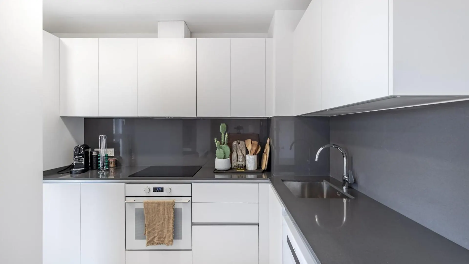 Malaga Skyline 5 Pool & Parking Free Apartment