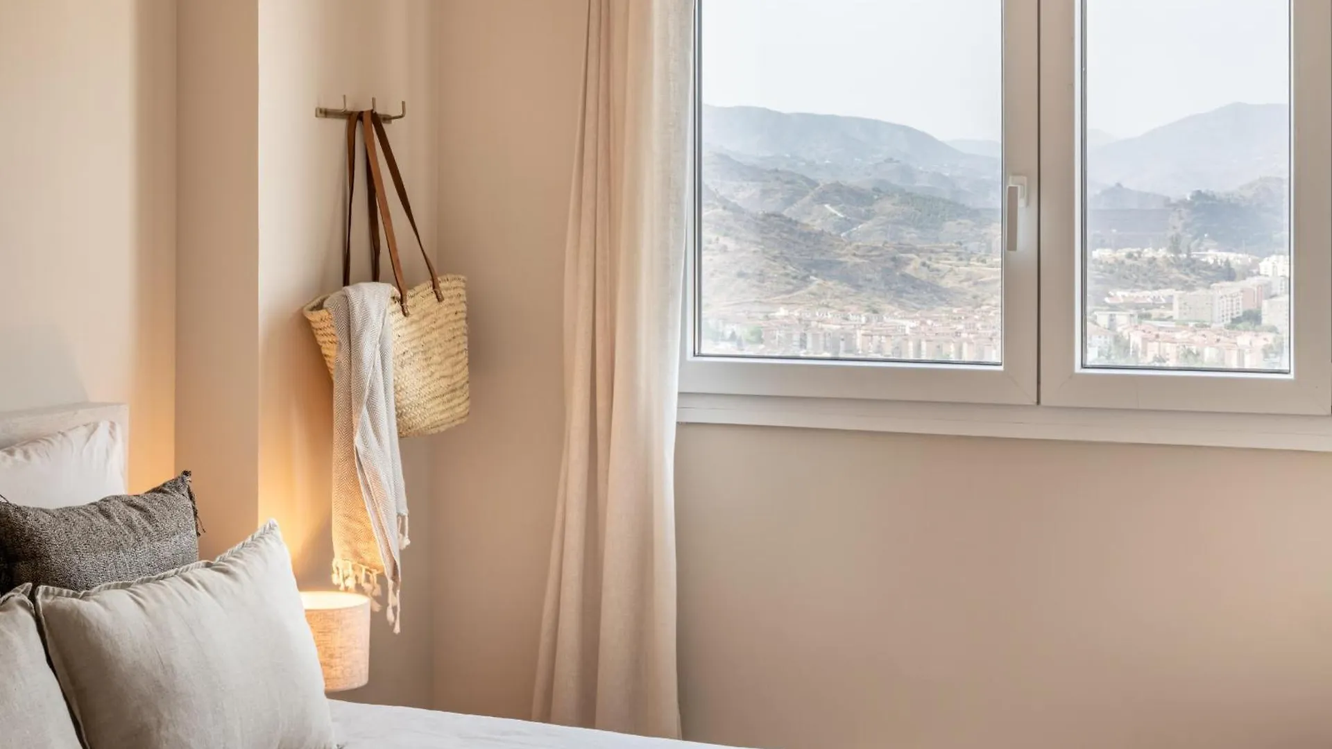 Malaga Skyline 5 Pool & Parking Free Apartment