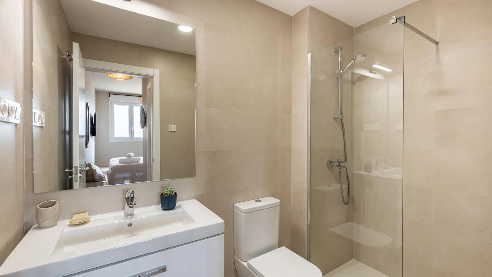Malaga Skyline 5 Pool & Parking Free Apartment