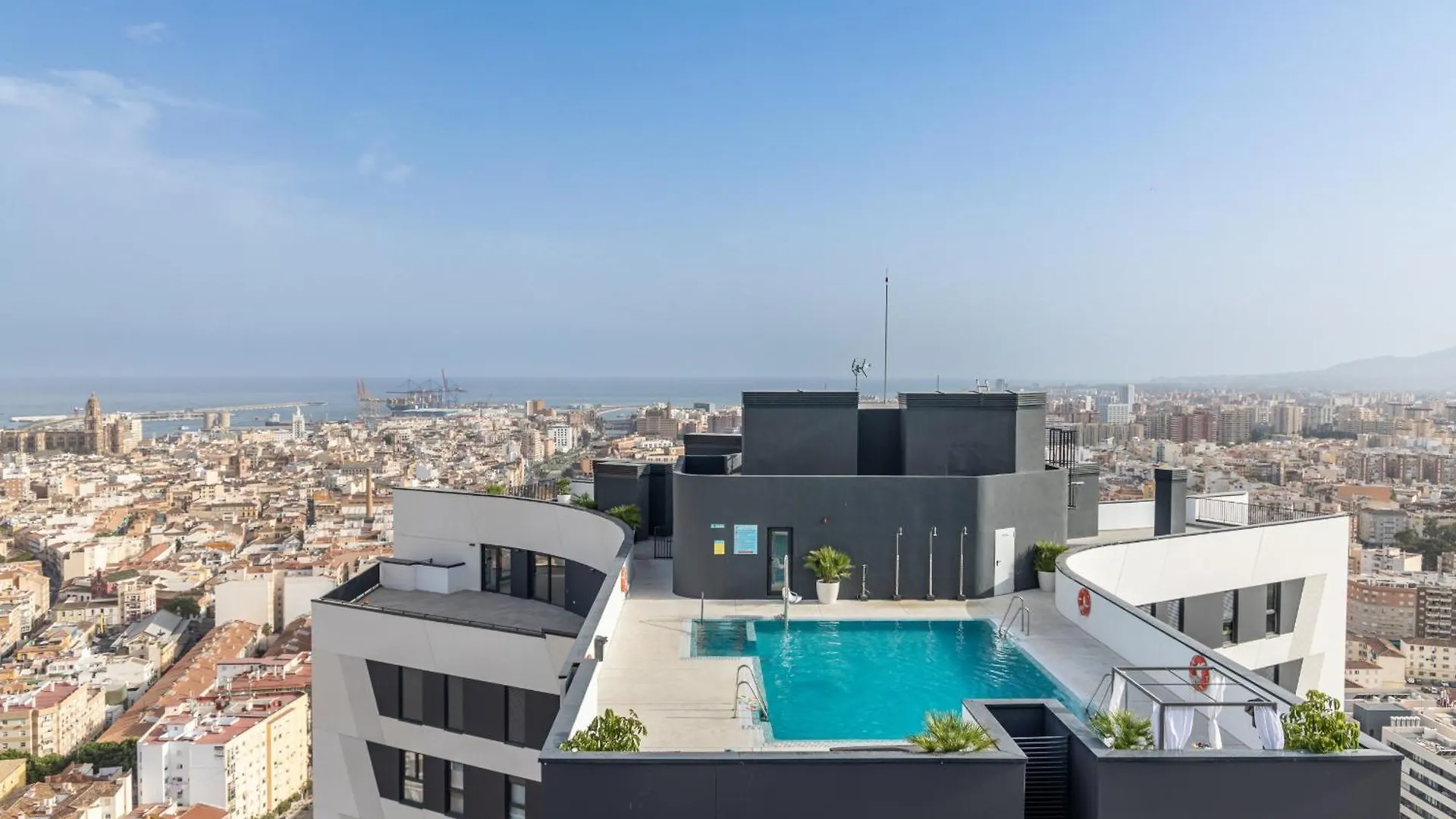 Malaga Skyline 5 Pool & Parking Free Apartment
