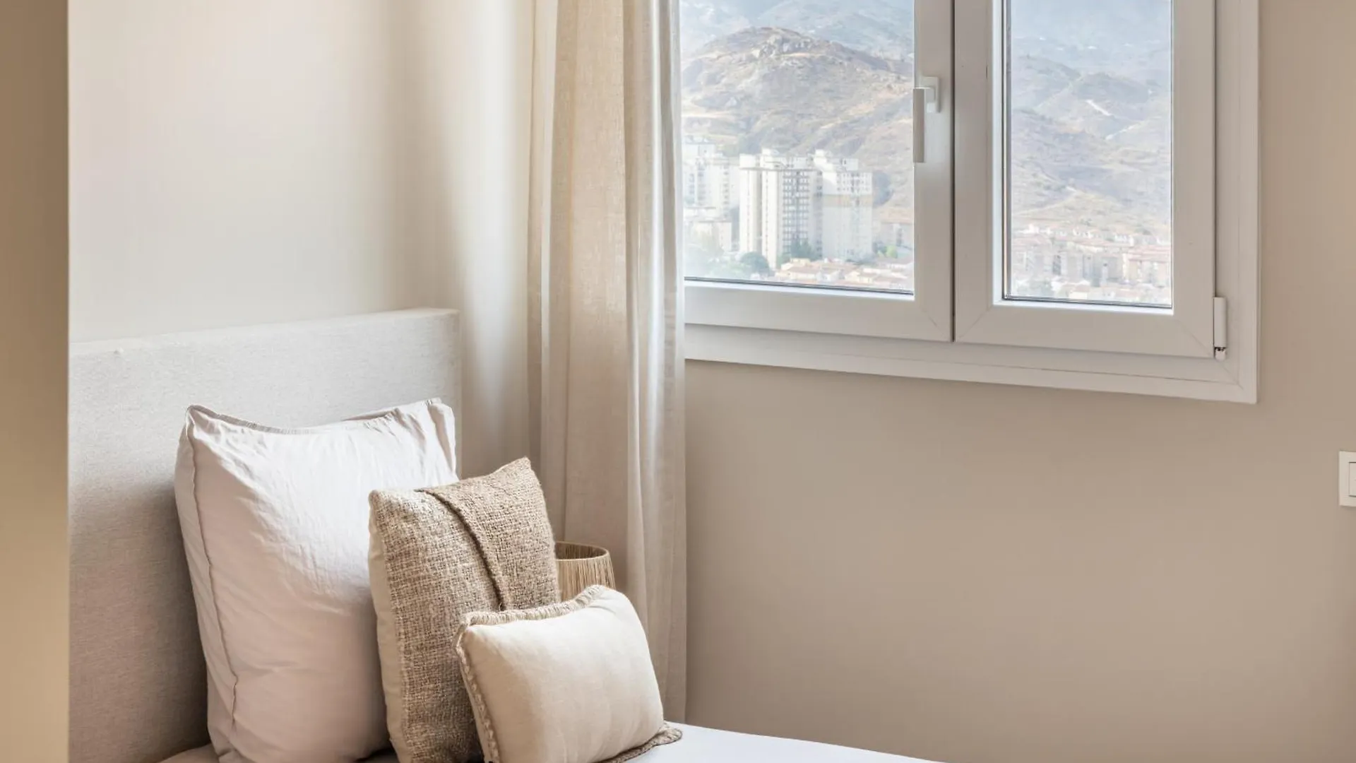 Malaga Skyline 5 Pool & Parking Free Apartment